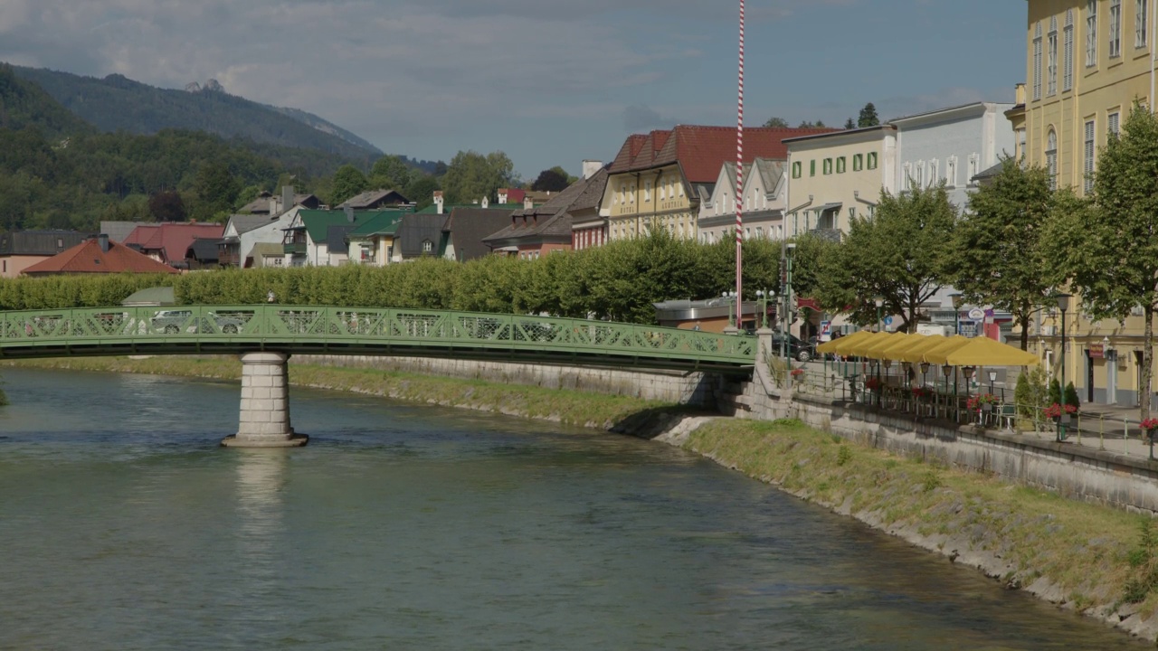 Bad Ischl Esplanade海滨长廊在特劳恩河，上奥地利视频素材