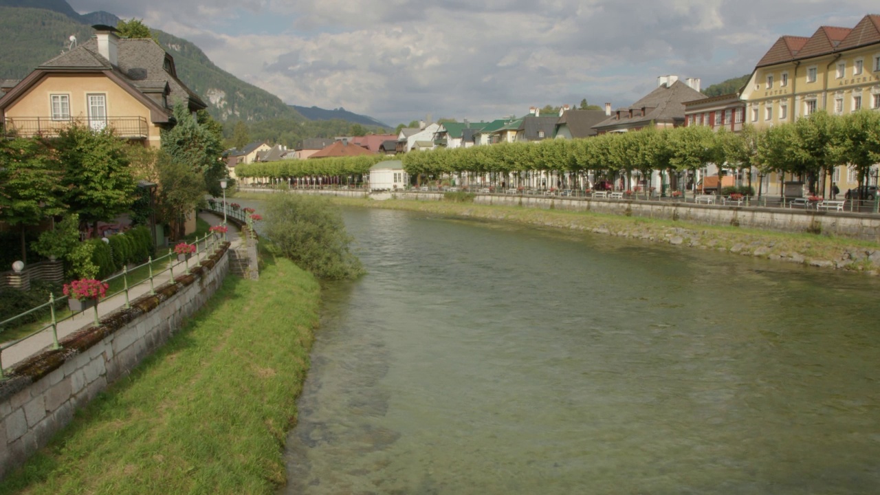 Bad Ischl Esplanade海滨长廊在特劳恩河，上奥地利视频素材