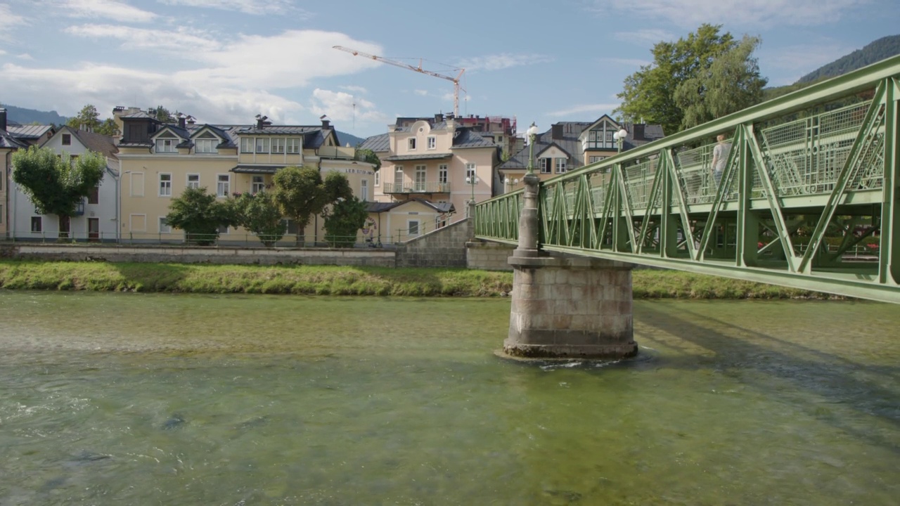 Bad Ischl Esplanade海滨长廊在特劳恩河，上奥地利视频素材