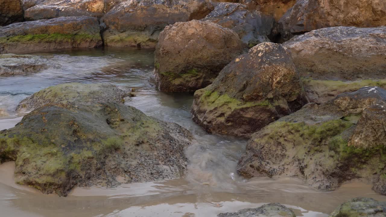 美丽的景色，海水翻滚在岩石岸上视频下载