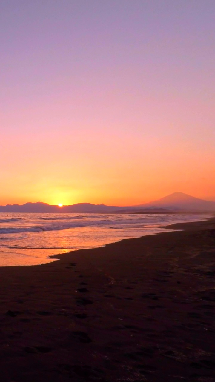 美丽的日落在海滩与富士山视频素材