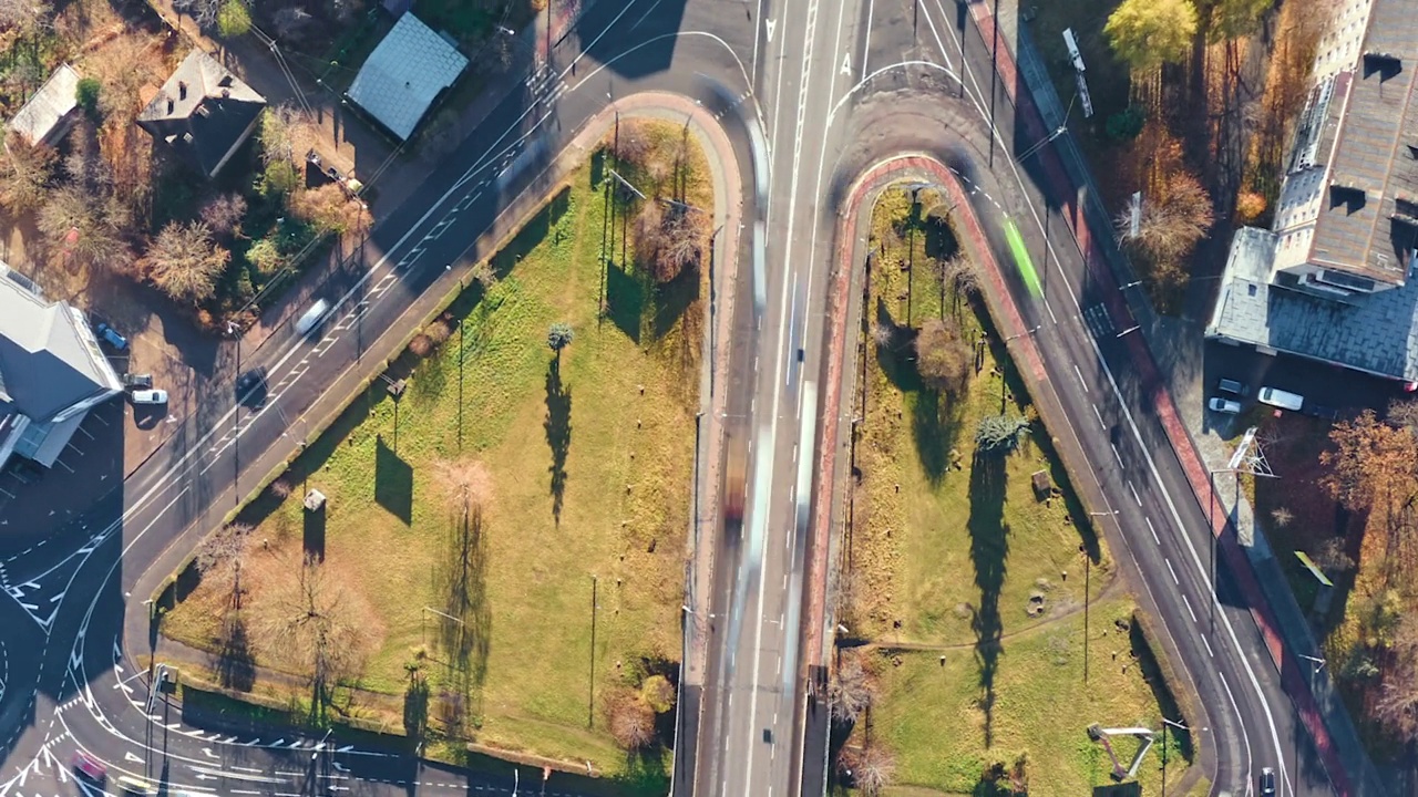 航拍的十字路口与快速移动的交通繁忙的城市街道。城市交通的时间流逝。车辆模糊的高峰时刻视频素材