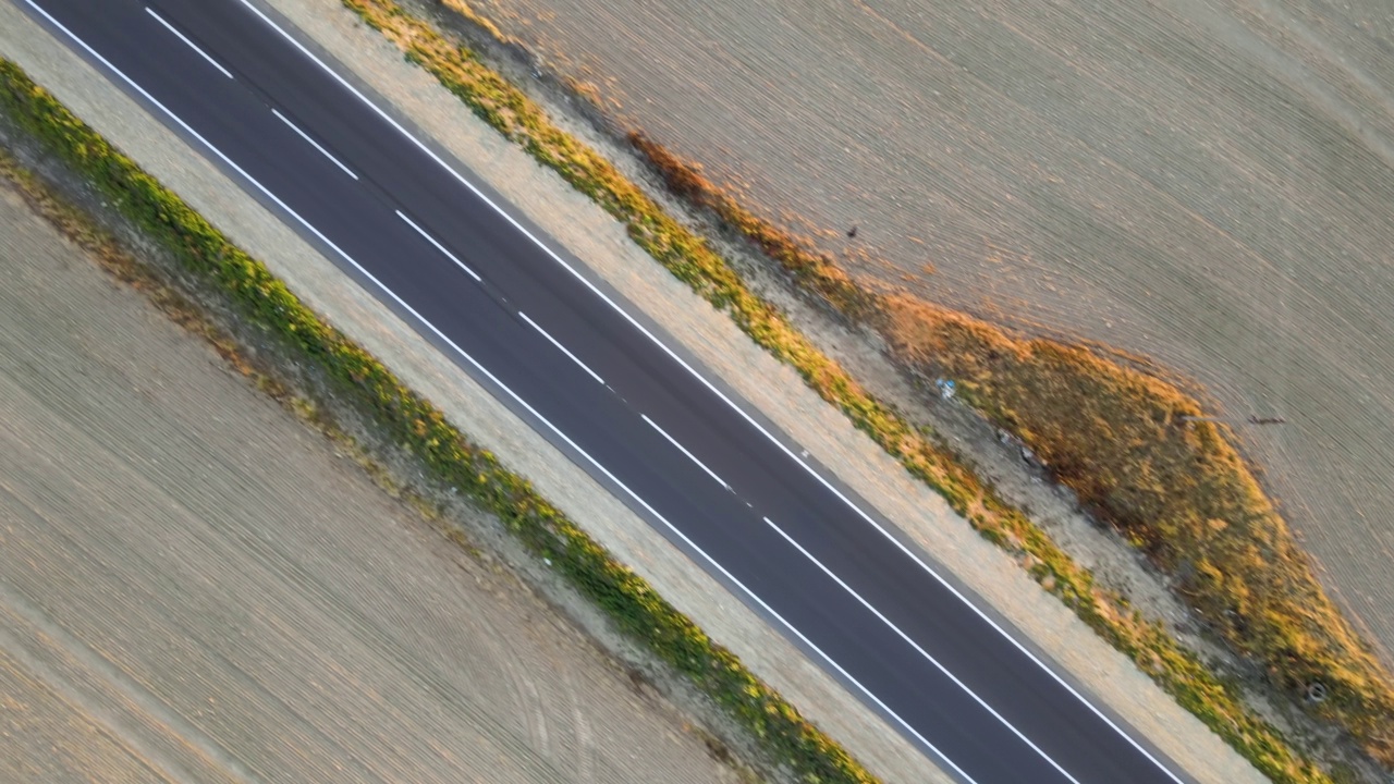 载货卡车在高速公路上行驶的鸟瞰图。送货、运输和物流的概念视频素材