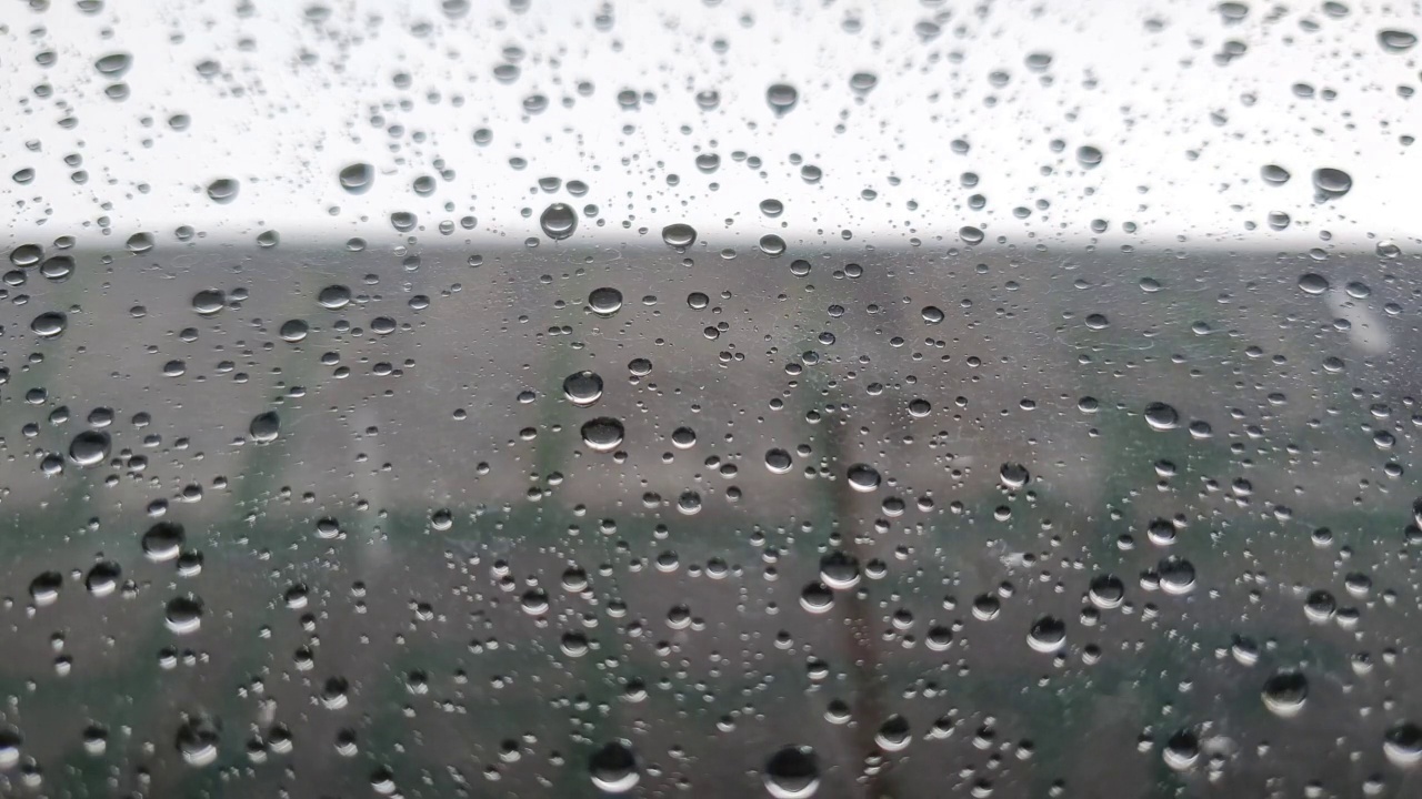 大雨打在窗户上视频素材