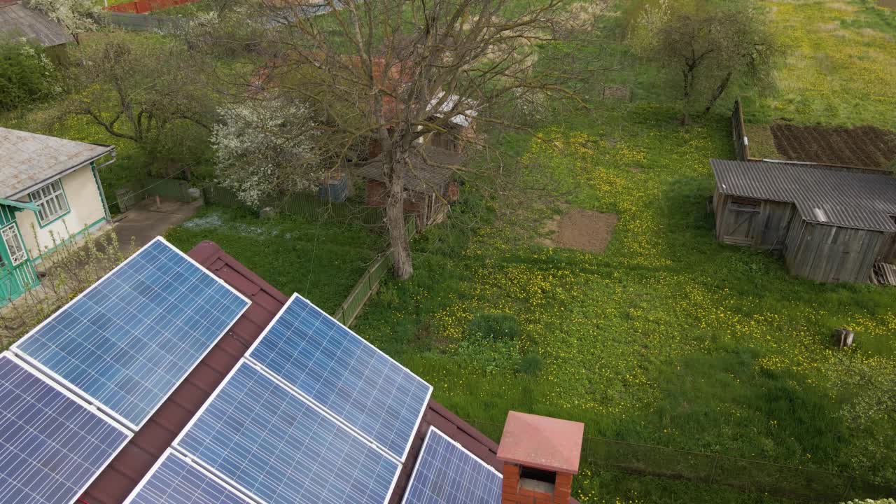 安装在屋顶的光伏板和真空空气太阳能收集器，用于水加热和生产清洁电力。零排放可再生电能和热能的生产视频素材