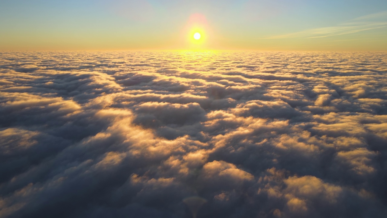 高空从飞机窗口鸟瞰图，浓密的浮肿的积云在傍晚飞行视频素材