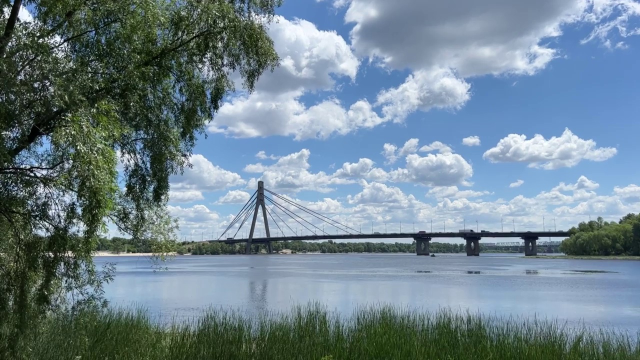 第聂伯河和乌克兰基辅大桥上的风景。视频素材