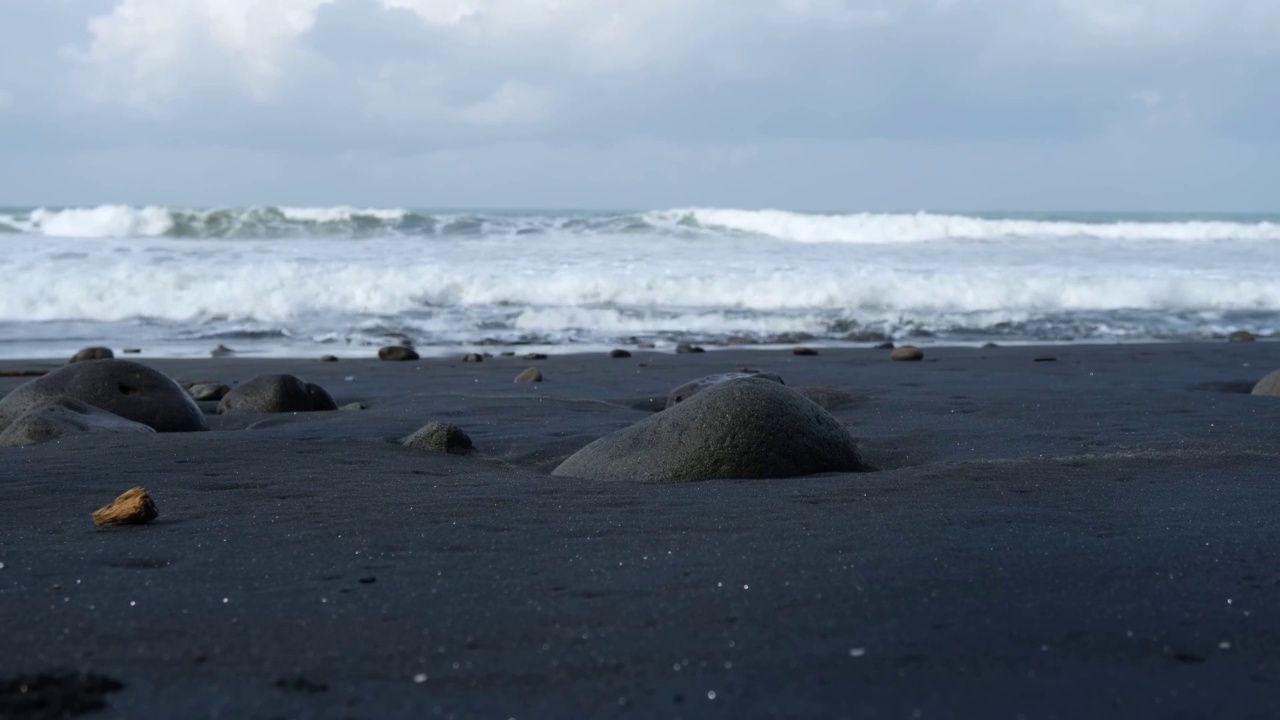 黑色沙滩上平静的海浪视频素材