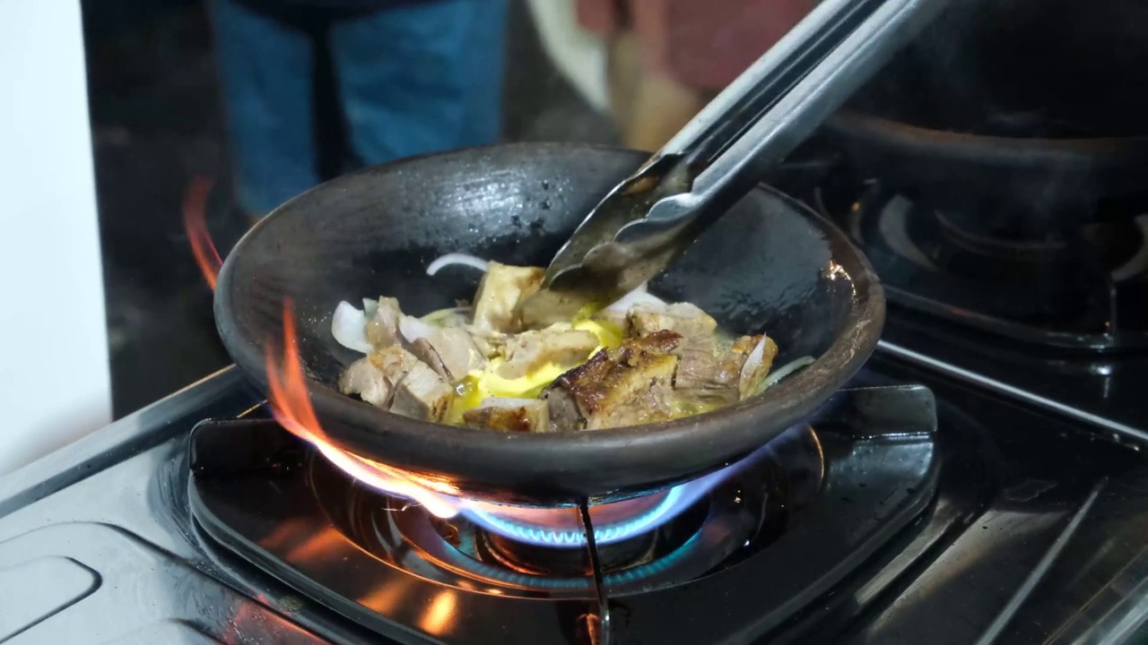 滋滋作响的烤香辣牛肉在砂锅上煮，印尼的流行菜肴视频素材