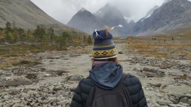 在北极徒步旅行的女子视频素材