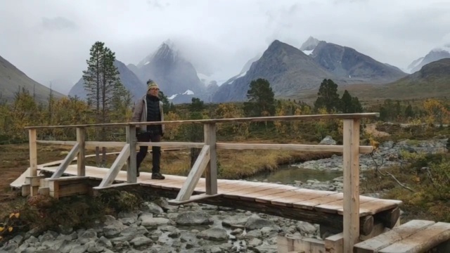 在北极徒步旅行的女子视频素材