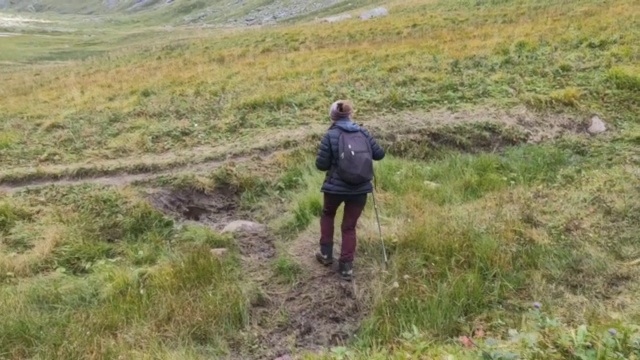 女子在罗浮敦岛徒步旅行视频素材