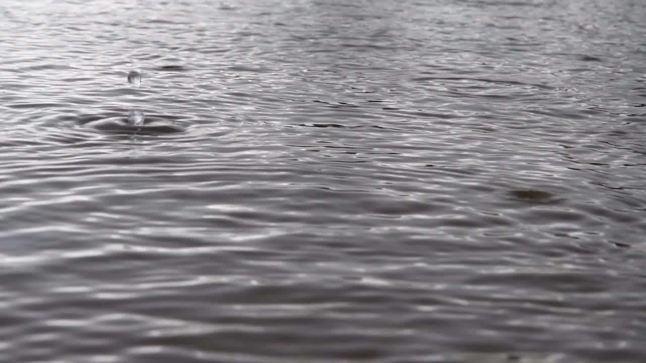 雨点溅在湖面上视频素材