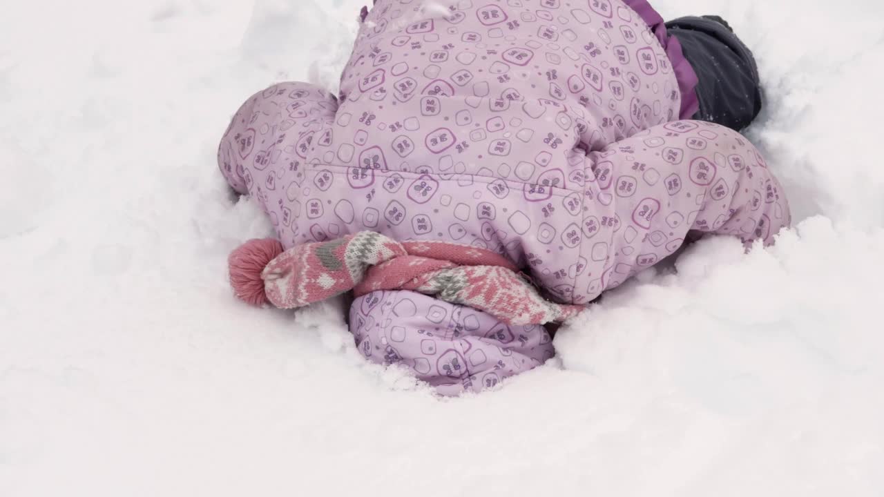 冬天的风景，冷杉树上有很多雪，一只乌鸦坐在树顶上吃雪，呱呱叫着。视频素材