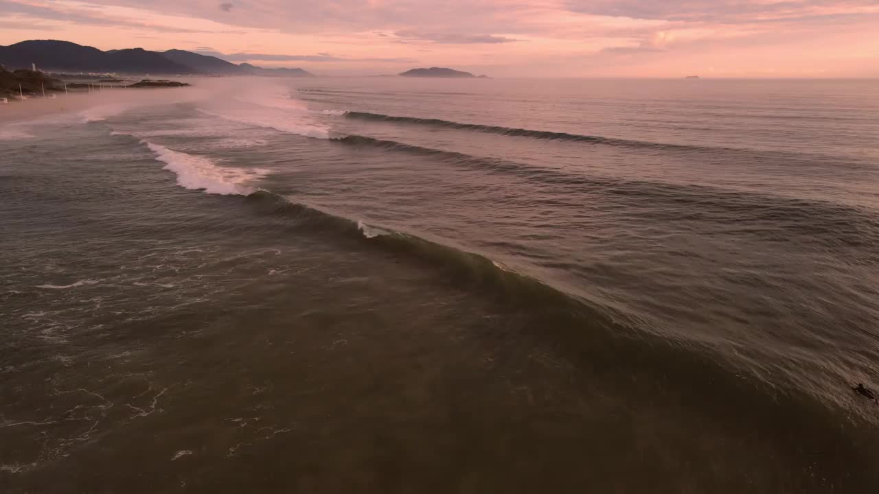 弗罗里亚诺波利斯的坎佩切海滩，晨雾和日出色调的海浪视频素材