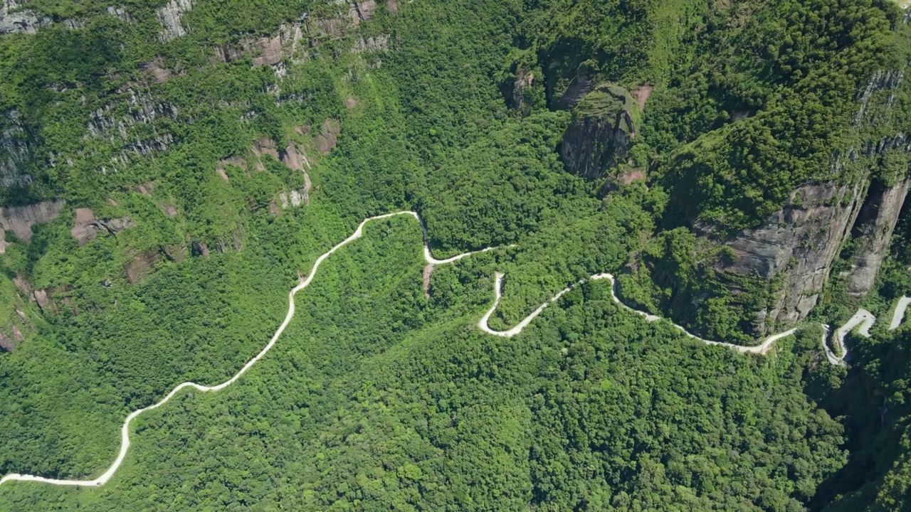 巴西圣卡塔琳娜的埃斯帕拉多峡谷中的蜿蜒道路。鸟瞰图视频素材