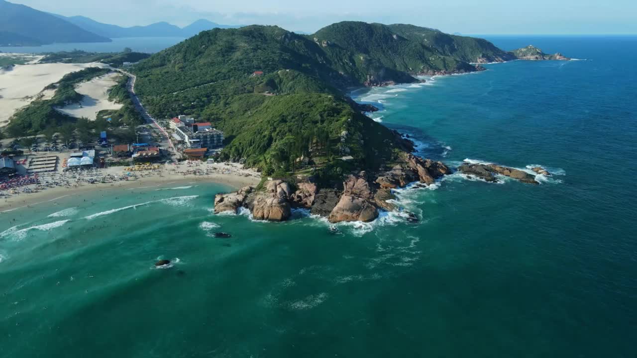 巴西的华金纳海滩，有山，有岩石，有海浪。鸟瞰图视频素材