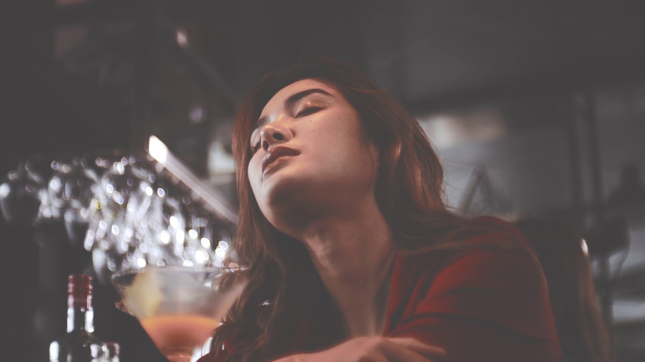 酒吧里一个女人的故事视频素材