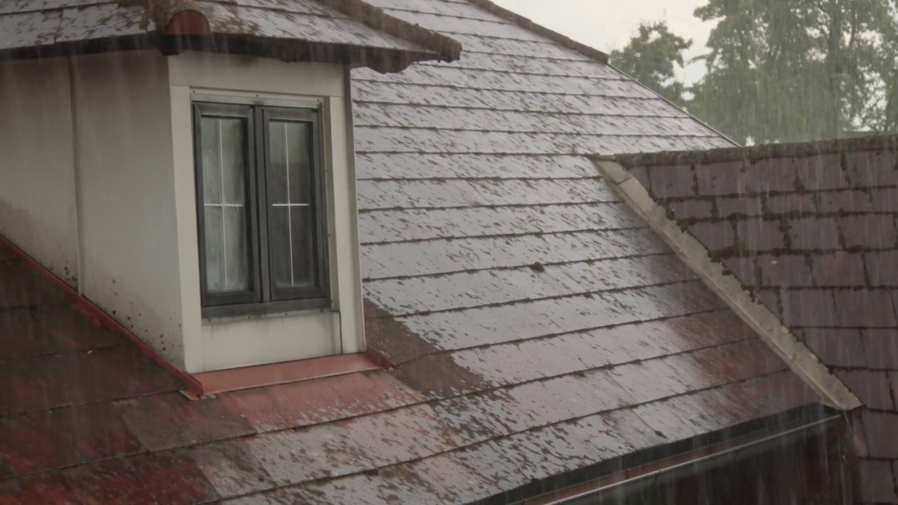 大雨流入屋顶排水沟视频素材