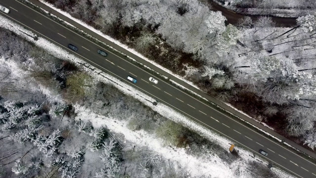 下雪的德国高速公路与交通视频下载