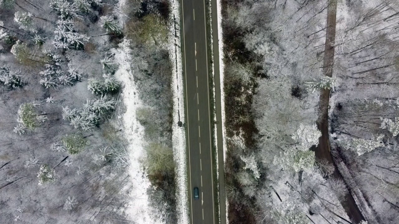 下雪的德国高速公路与交通视频素材