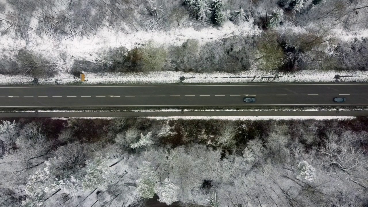 下雪的德国高速公路与交通视频下载