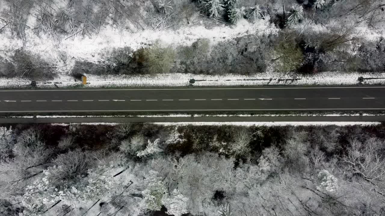 下雪的德国高速公路与交通视频下载