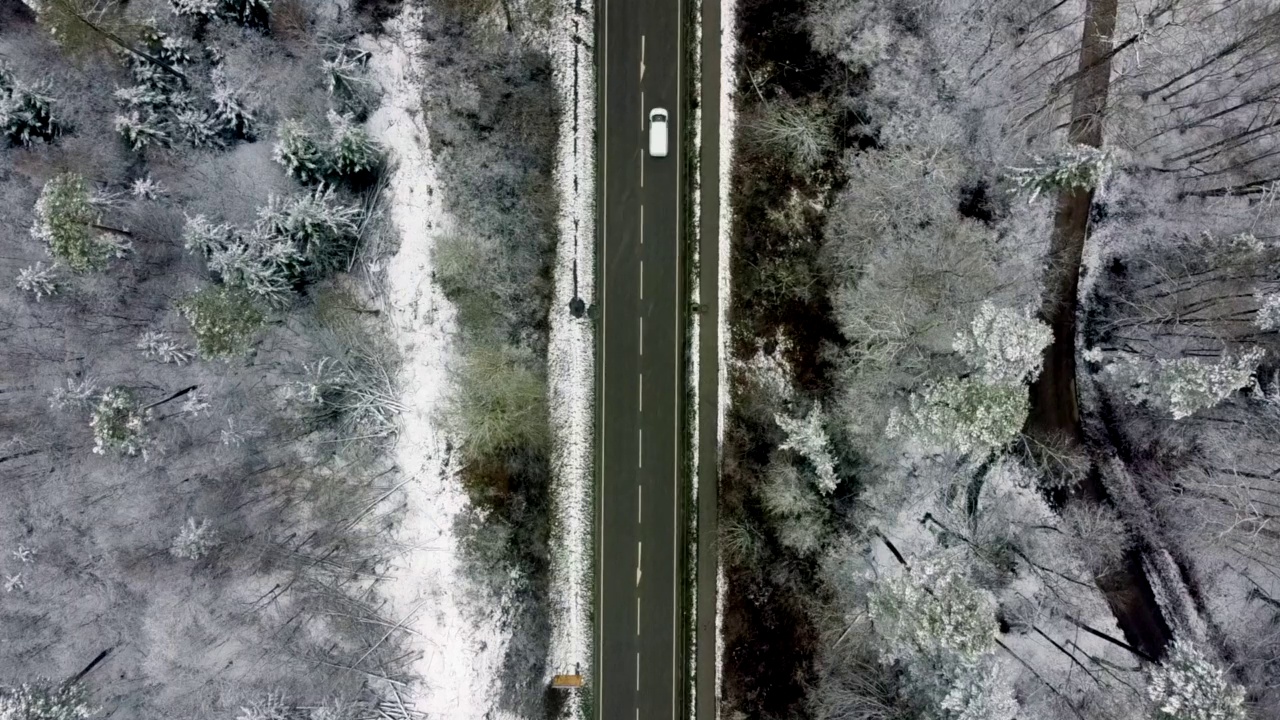 下雪的德国高速公路与交通视频下载