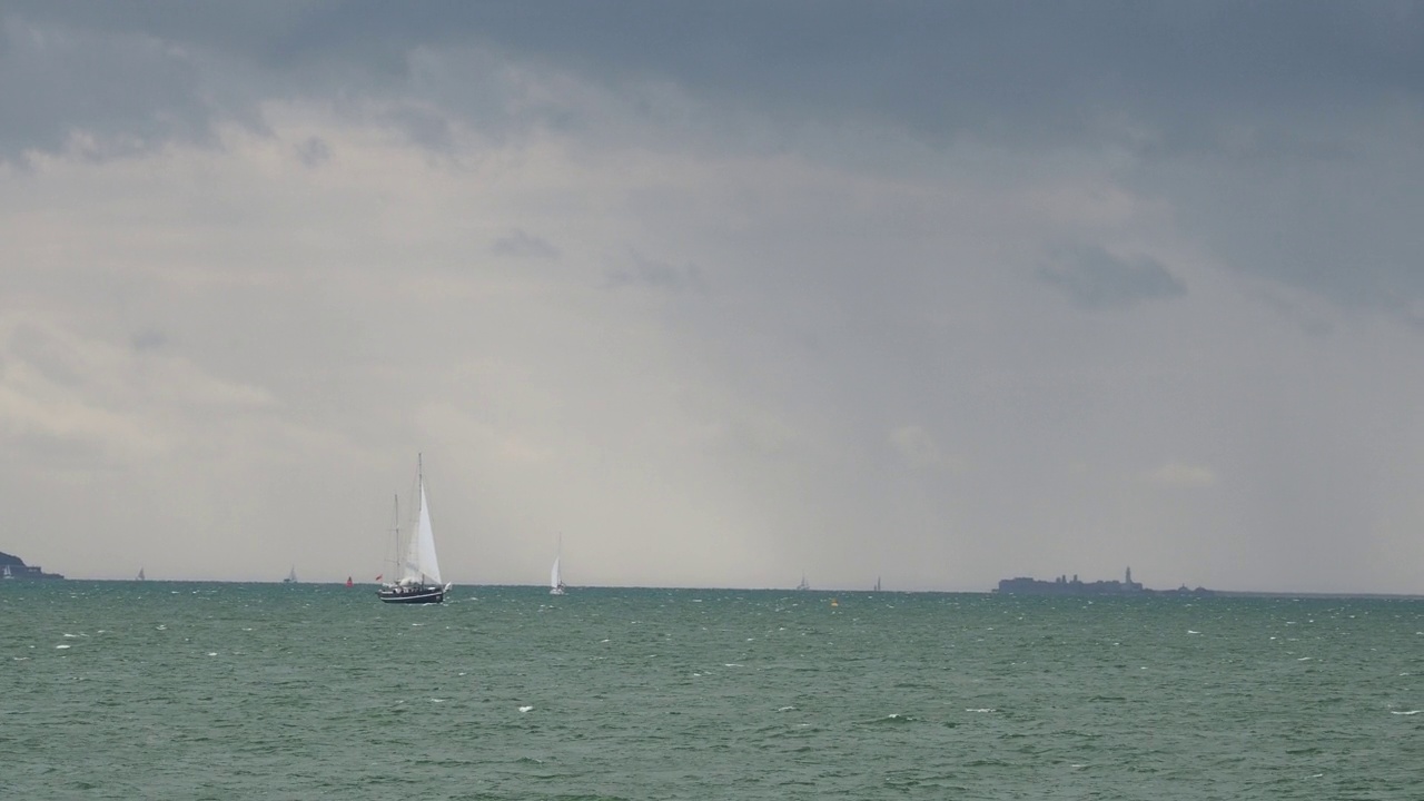 从英国怀特岛穿过索伦特海峡的大陆上的雨云和帆船。视频素材