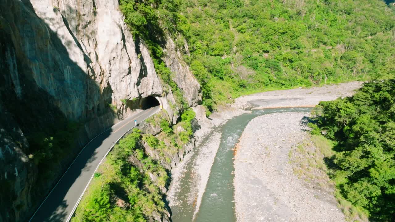 台湾山区公路和南跨岛高速公路鸟瞰图。视频素材