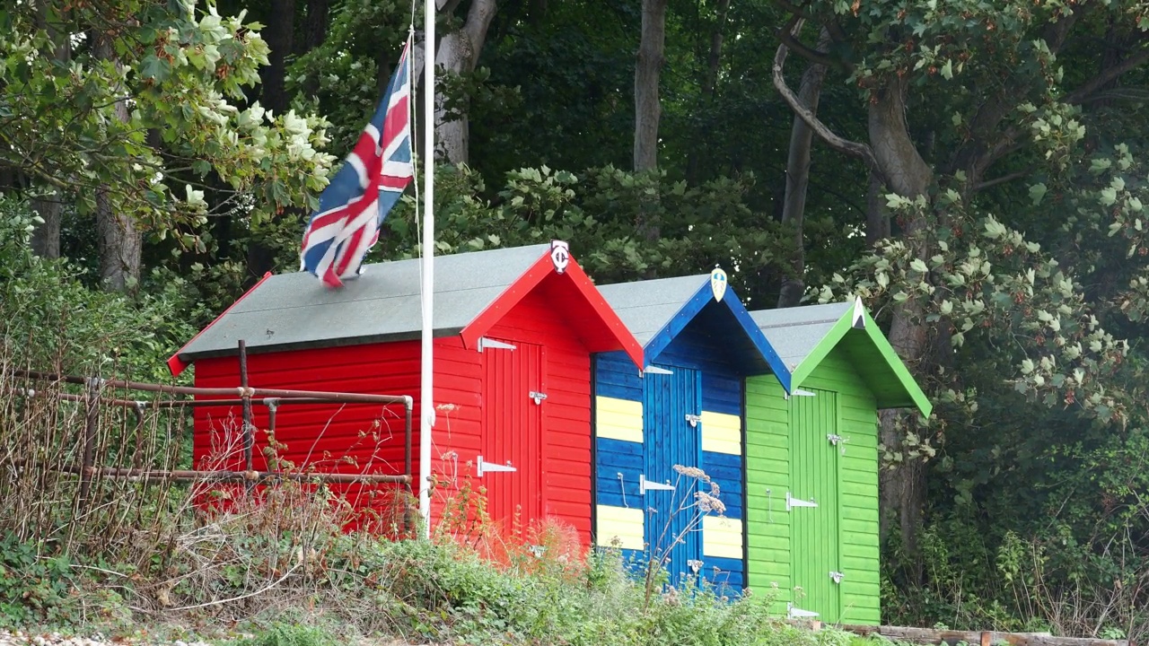 英国怀特岛东部本布里奇五颜六色的海滩小屋。视频素材