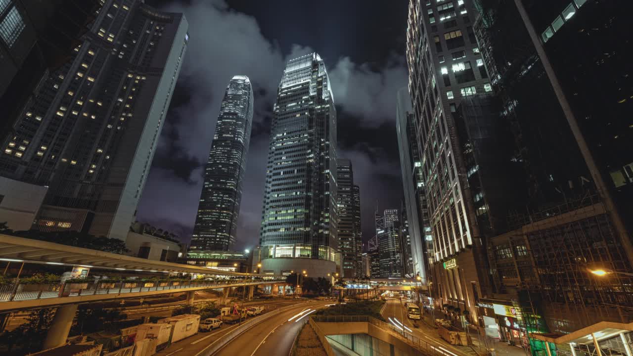 香港现代大厦地下道路及隧道交通灯在夜间的时间推移视频素材