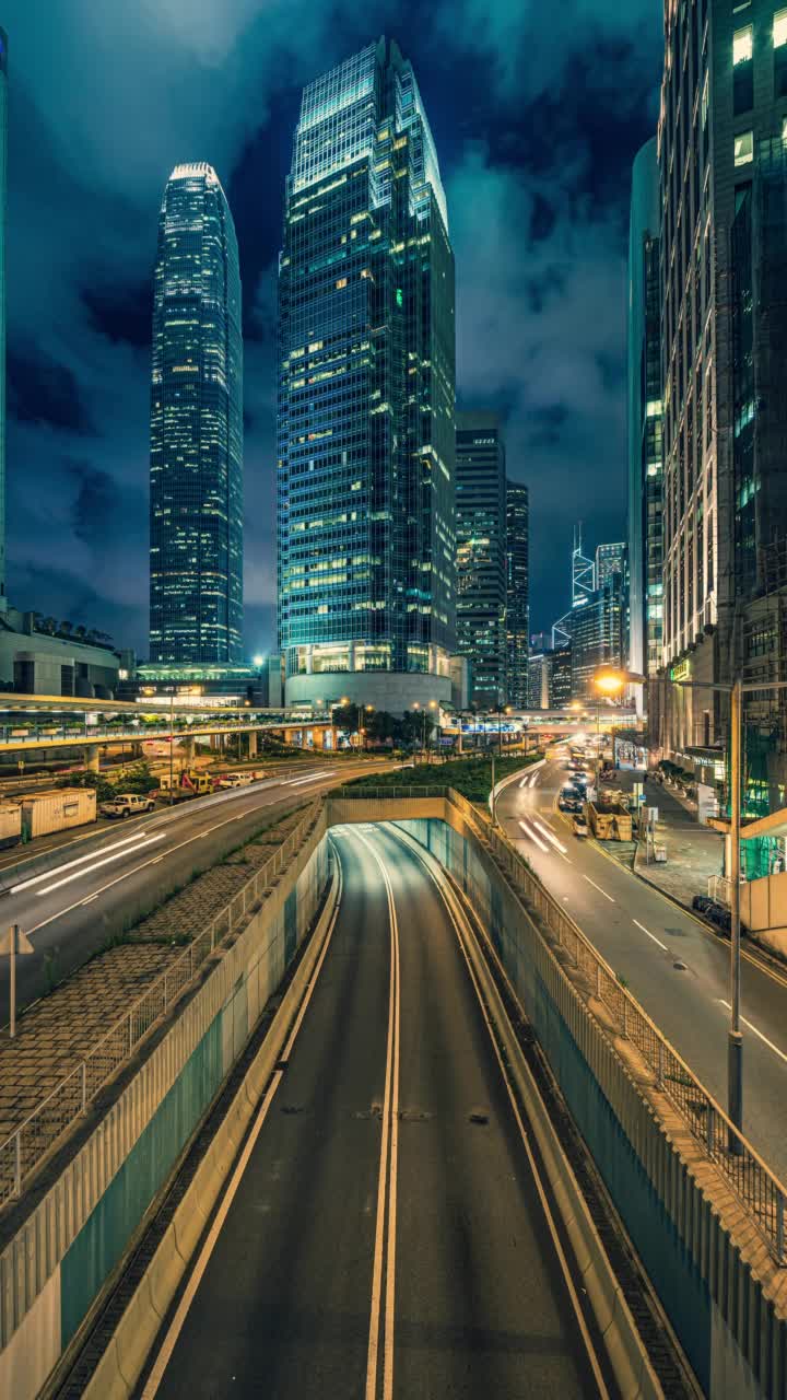 香港现代大厦地下道路及隧道交通灯在夜间的时间推移视频素材