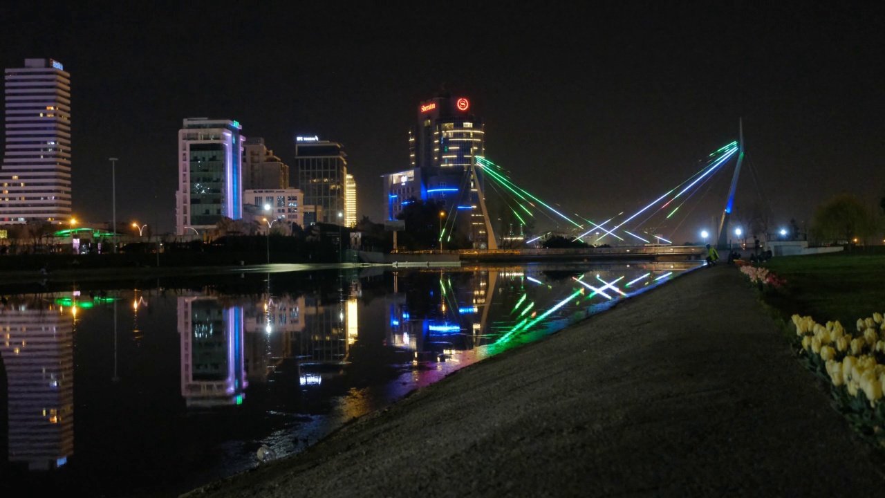 布尔萨的城市灯光，霓虹灯和夜晚的桥梁和城市视频素材