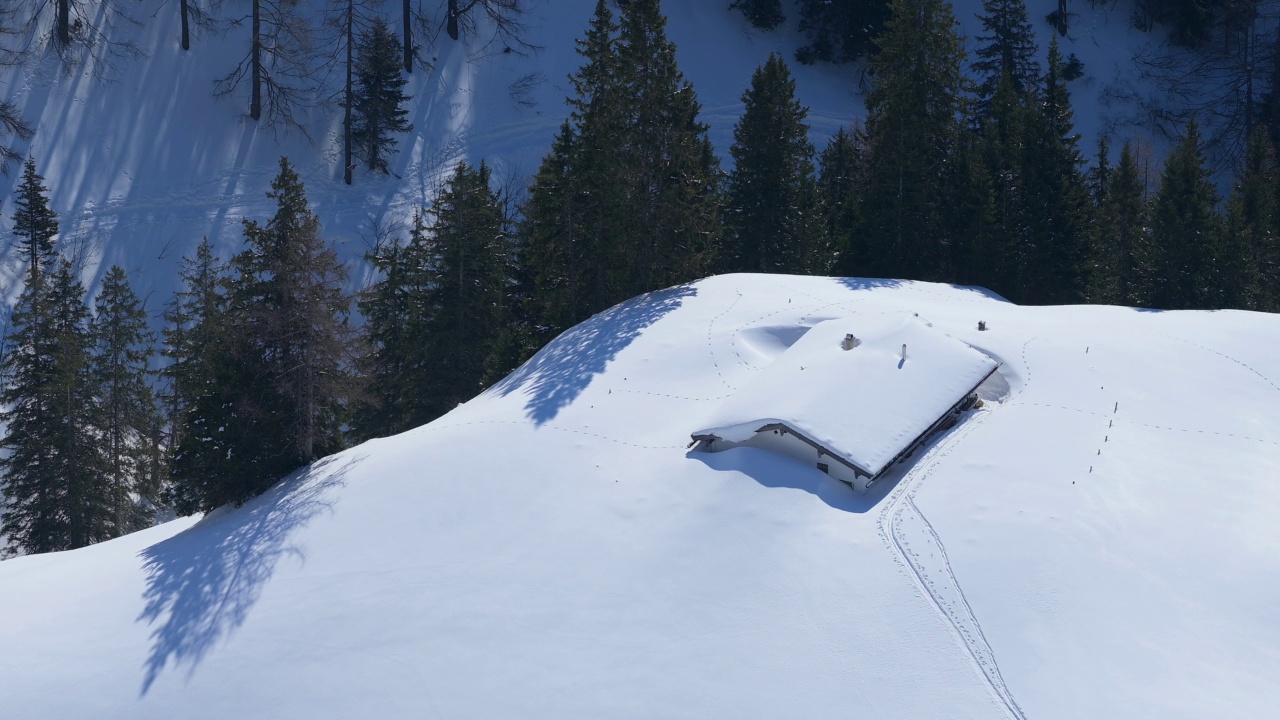 冬季的高山小屋，雪诺am Königsee，Berchtesgaden国家公园，上巴伐利亚州，巴伐利亚州，德国，欧洲视频素材