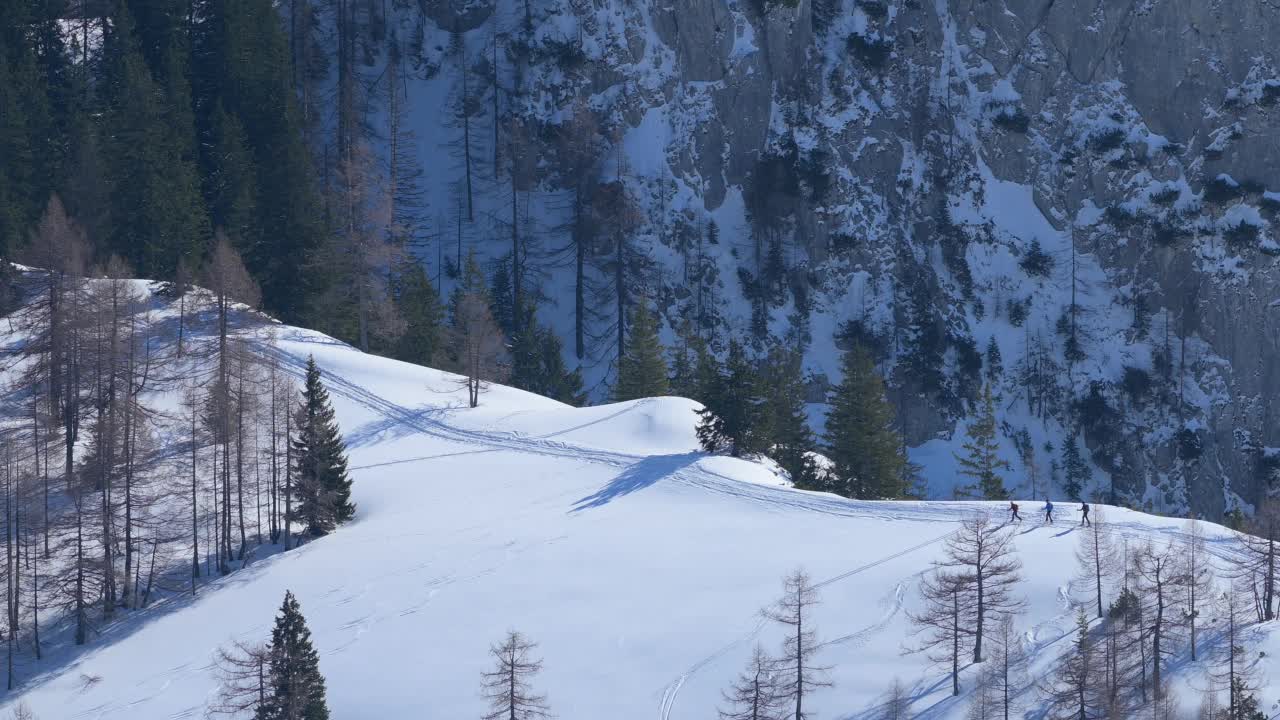 冬季景观与滑雪旅游者，雪诺am Königssee，Berchtesgaden国家公园，上巴伐利亚州，巴伐利亚州，德国，欧洲视频素材