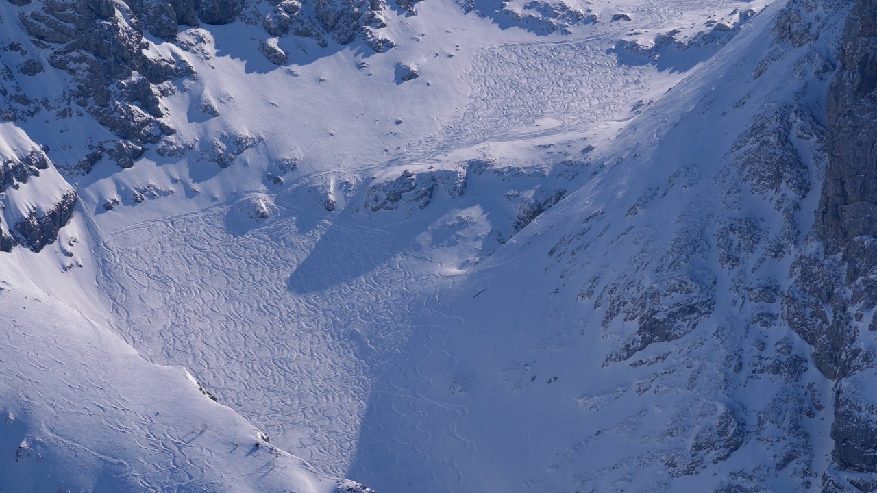 德国巴伐利亚州上巴伐利亚州Berchtesgaden国家公园Schönau am Königssee Schneibstein山体，深雪坡视频素材