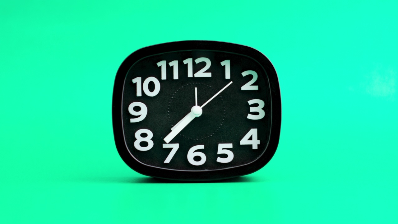 时钟黑时间运动秒数每秒的概念，时间快速流逝视频素材
