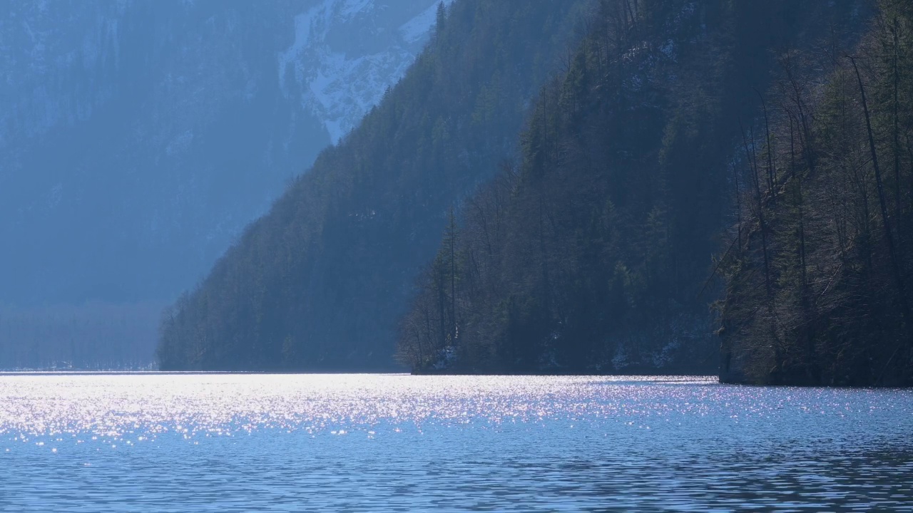 Lake Königsee in winter, Malerwinkel, Schönau am Königsee, Berchtesgaden National Park, Upper bavaria, Bavaria, Germany视频素材