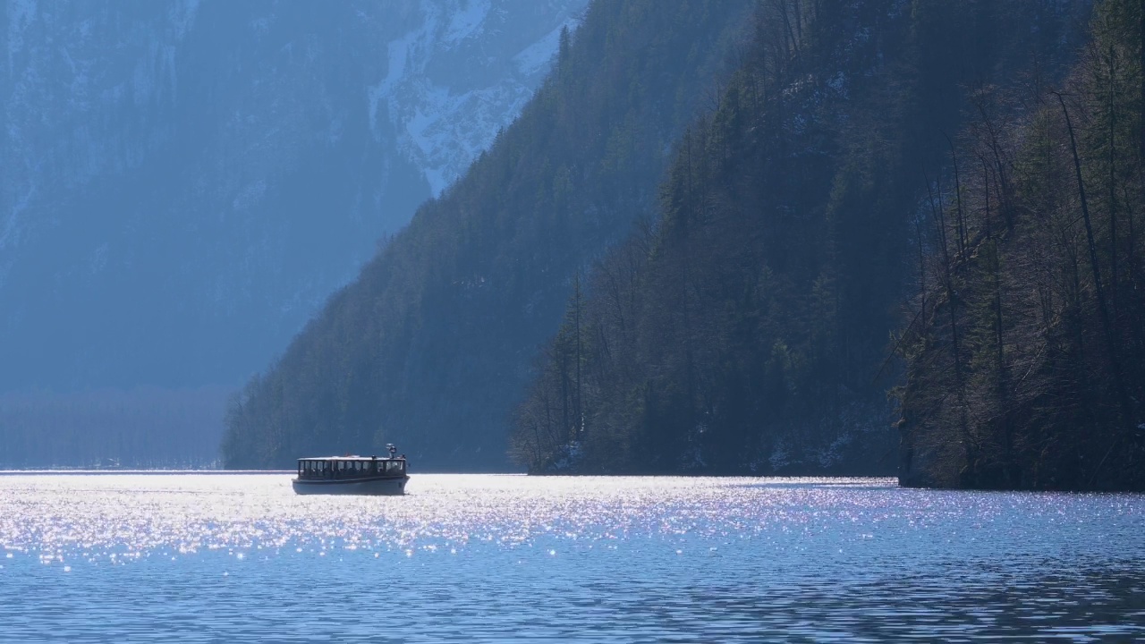 Lake Königsee in winter, Malerwinkel, Schönau am Königsee, Berchtesgaden National Park, Upper bavaria, Bavaria, Germany视频素材