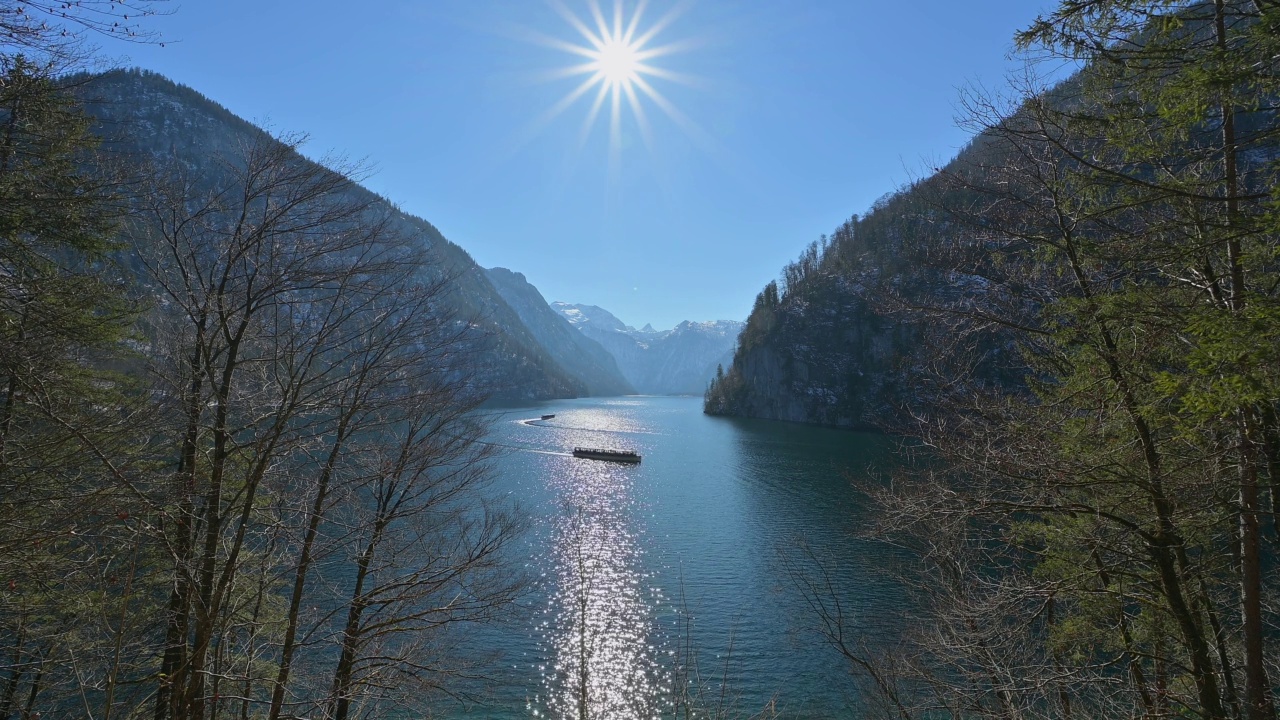 Lake Königsee in winter, Malerwinkel, Schönau am Königsee, Berchtesgaden National Park, Upper bavaria, Bavaria, Germany视频素材