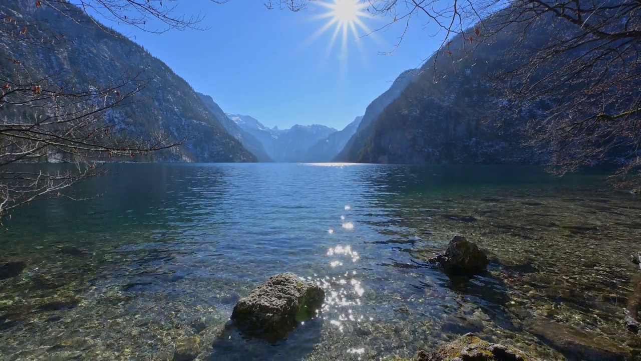 冬季的Königsee湖，Malerwinkel，Schönau am Könegsee，Berchtesgaden国家公园，上巴伐利亚州，德国视频素材