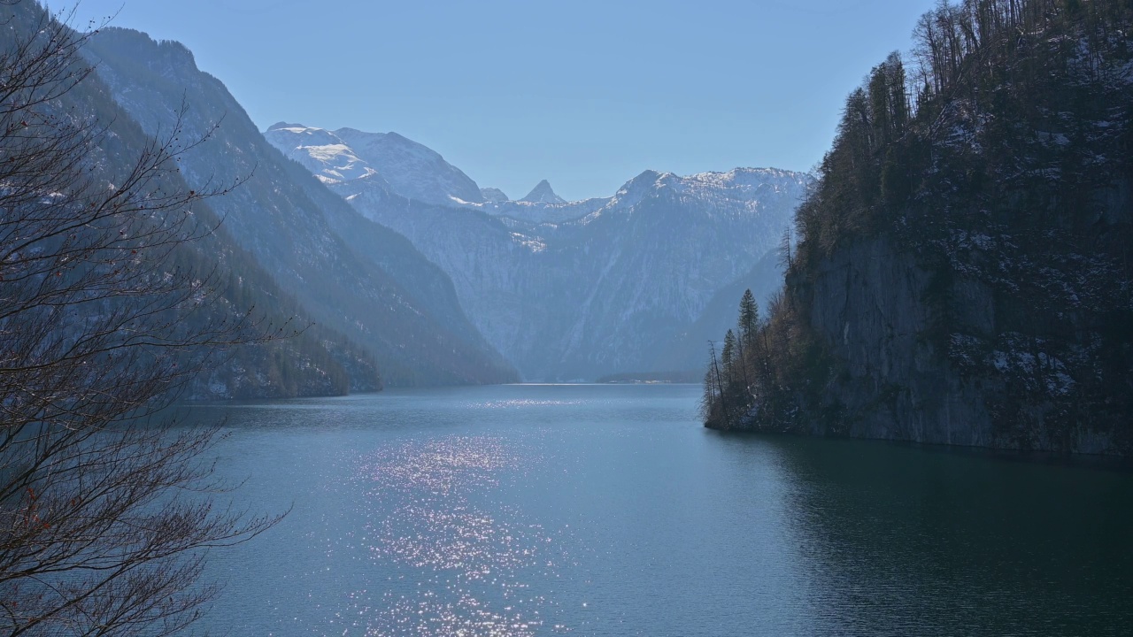 冬季的Königsee湖，Malerwinkel，Schönau am Könegsee，Berchtesgaden国家公园，上巴伐利亚州，德国视频素材