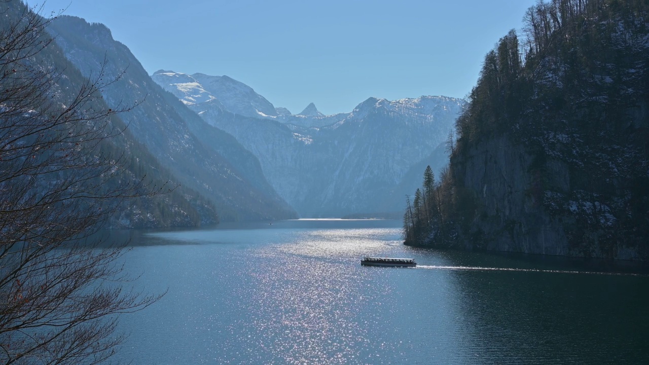 Lake Königsee in winter, Malerwinkel, Schönau am Königsee, Berchtesgaden National Park, Upper bavaria, Bavaria, Germany视频素材