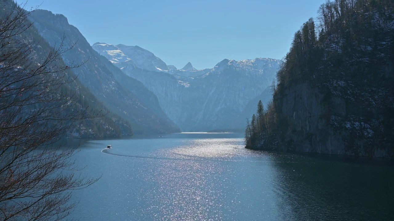 Lake Königsee in winter, Malerwinkel, Schönau am Königsee, Berchtesgaden National Park, Upper bavaria, Bavaria, Germany视频素材