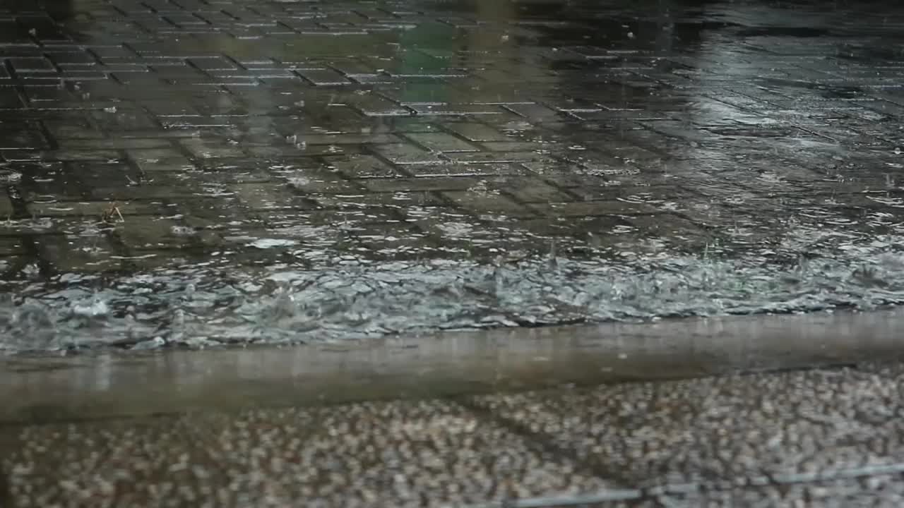 下雨时路上有水坑视频素材