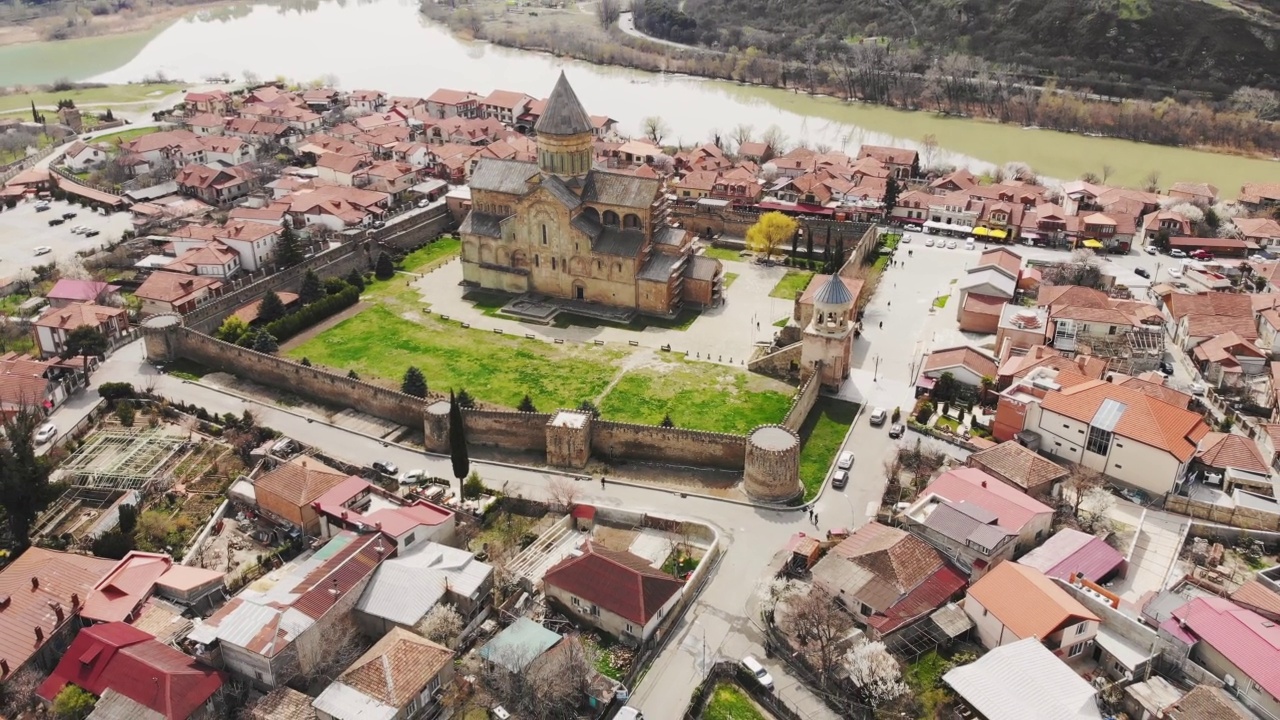 缩小鸟瞰图Svetitskhoveli大教堂建筑保护老墙Mtskheta城市全景。乔治亚州的旅游目的地视频素材