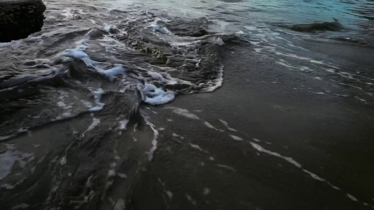 海滩上海浪的美丽视频素材