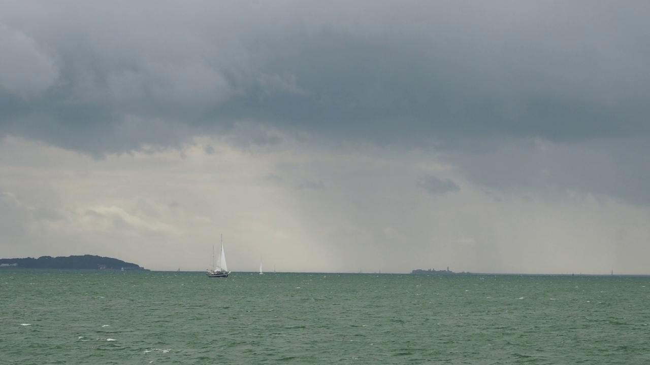 从英国怀特岛穿过索伦特海峡的大陆上的雨云和帆船。视频素材