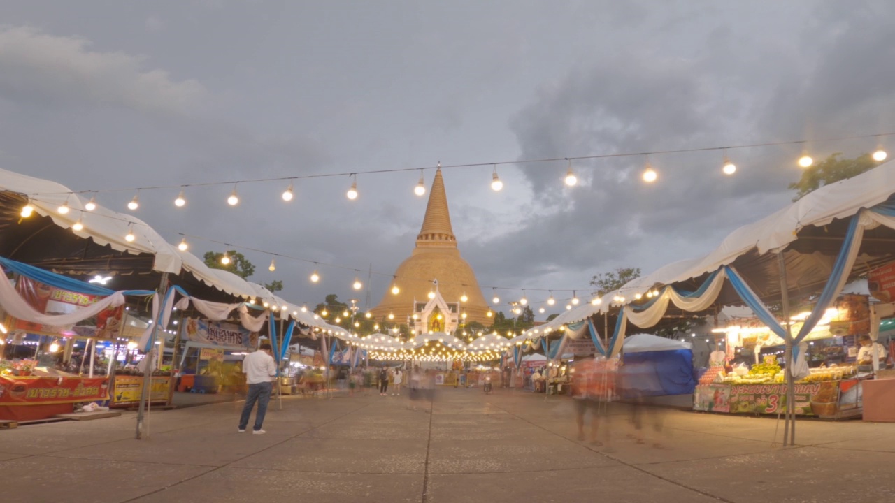 时间流逝的佛教寺庙，巨大的塔在泰国的Nakhom Pathom的夜晚视频素材